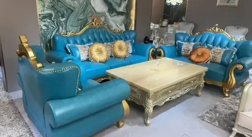 Salon Luxe en Velours Bleu avec Détails Dorés